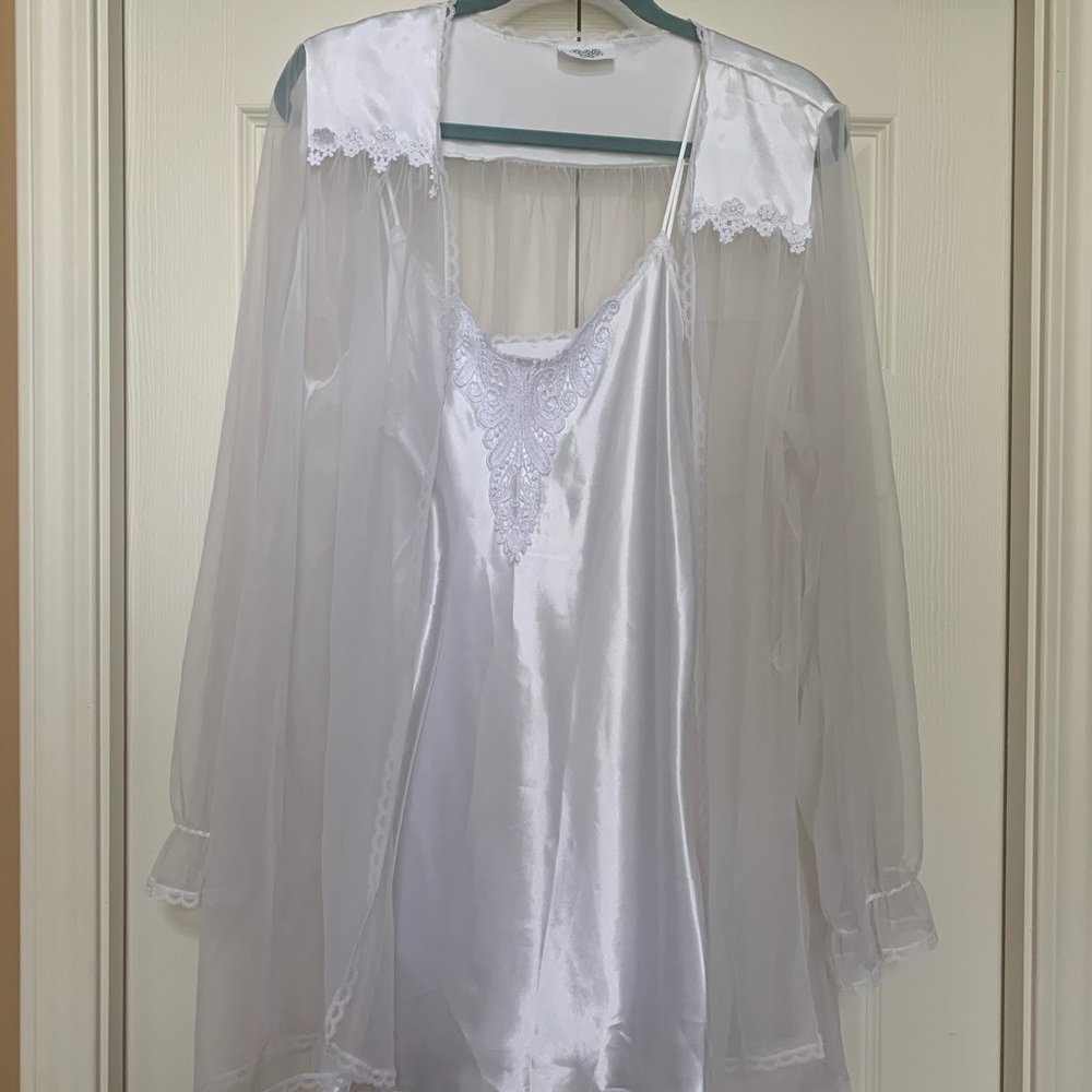 Beautiful white chemise with matching robe.